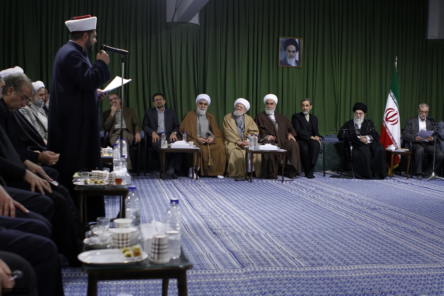 تصاویر دیدار شعرای همایش بین‌المللی شعر بیداری اسلامی با رهبری