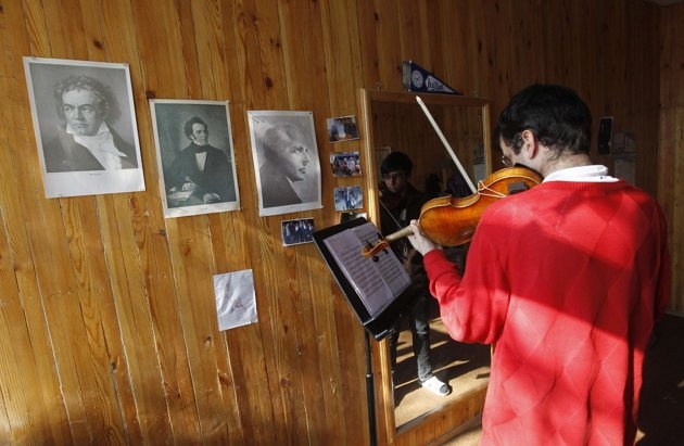 شوق بچه‌های افغان برای موسیقی