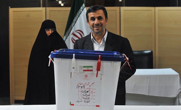 رای دادن محمود احمدی نژاد