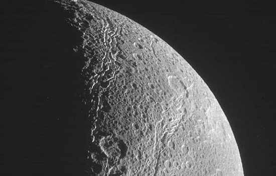 تصاویر فضاپیمای کاسینی از ماه سیاره حلقه‌دار