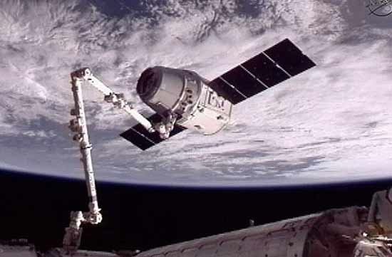 تصاویر پهلو گرفتن نخستین فضاپیمای خصوصی در ایستگاه فضایی