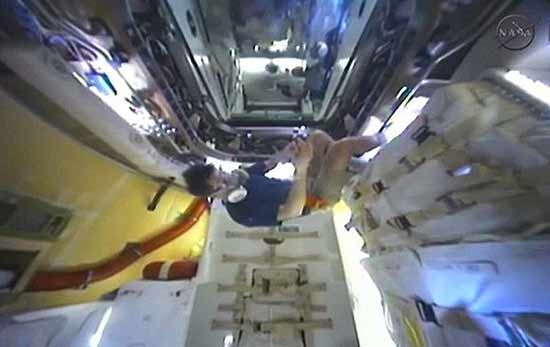 فضانوردان ایستگاه فضایی، وارد کپسول دراگون شدند