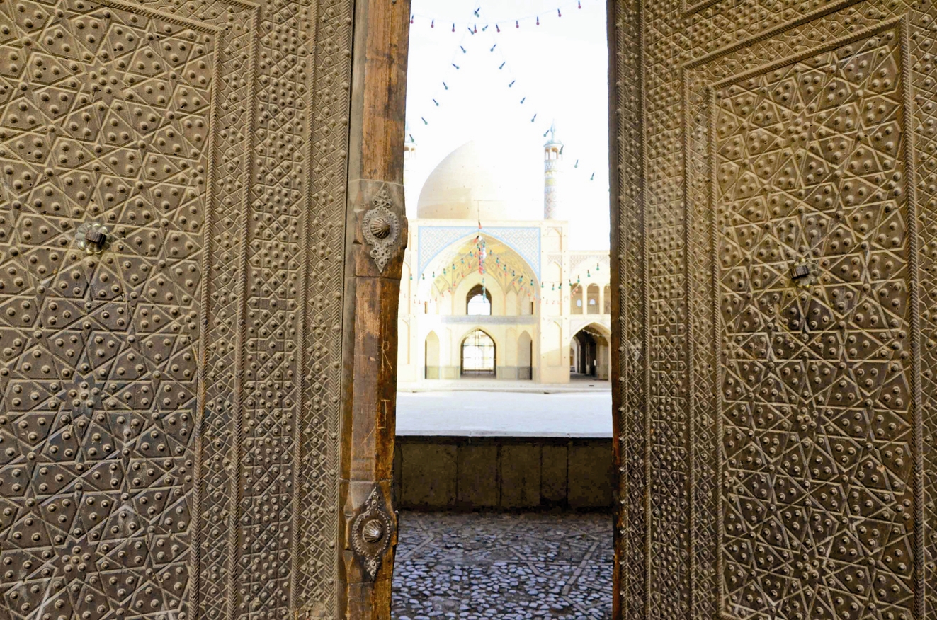 مسجد آقابزرگ - سرقت کوبه ها