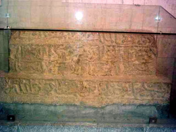 تصاویری از جمجمه و سنگ قبر قدیمی بوعلی سینا