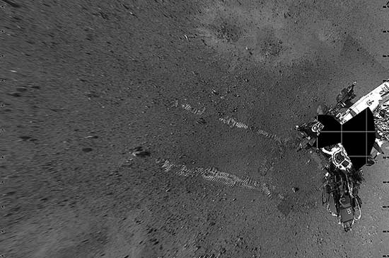 رد چرخ‌های کنجکاوی بر سطح مریخ