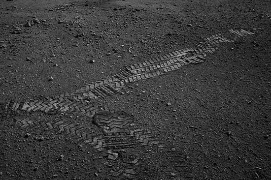 رد چرخ‌های کنجکاوی بر سطح مریخ