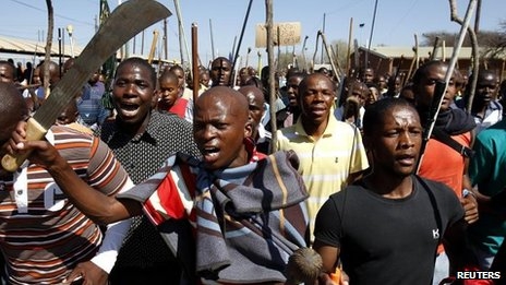 یورش پلیس آفریقای جنوبی برای خلع سلاح معدنچیان اعتصابی