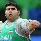 محسن کائیدی مدال نقره پرتاب وزنه را بر گردن آویخت
