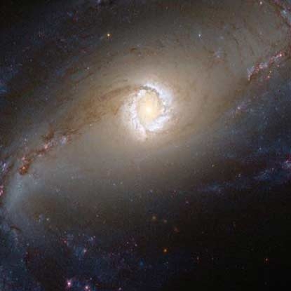 حلقه ستاره‌ای درخشان در قلب یک کهکشان مارپیچی 