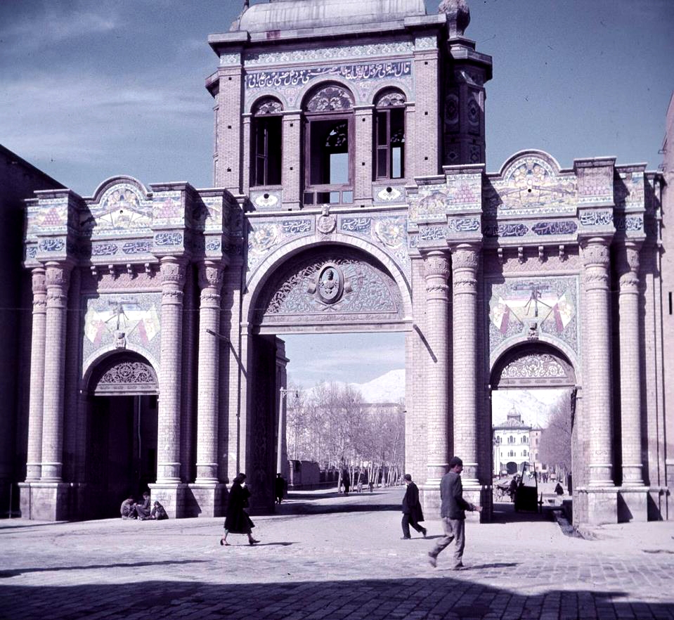 آشنایی با دروازه باغ ملی - تهران 
