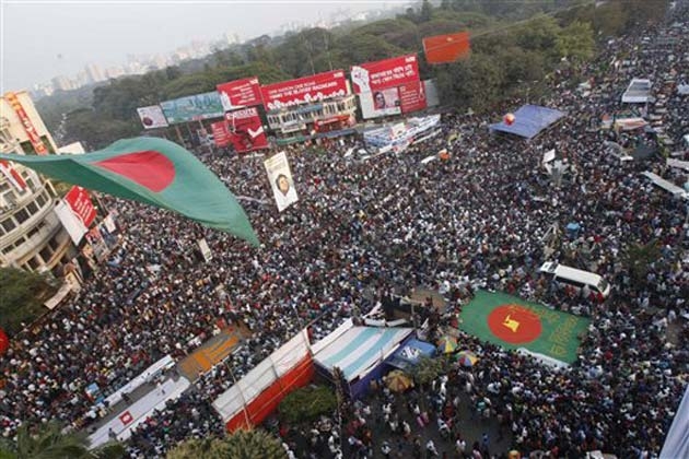 مخالفان دولت در بنگلادش راههای ارتباطی کشور را مسدود کردند