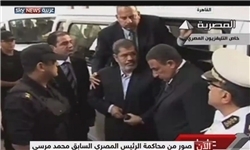 مرسی دادگاه را به رسمیت نشناخت و  گفت من رئیس جمهور مشروع مصر هستم