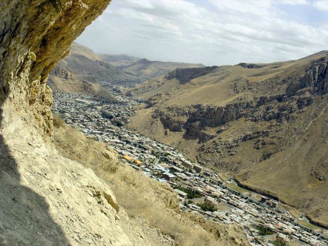  زیرکوهی‌ های  ماکو زیر صخره‌های مرگ