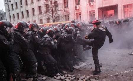 مخالفان دولت اوکراین ساختمان نخست وزیری را محاصره کردند