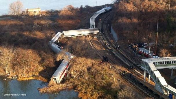 چهار تن در سانحه خروج قطار شهری نیویورک از خط کشته شدند