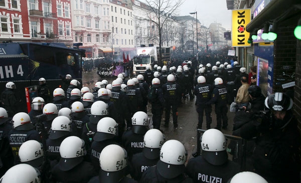تصاویر حمله به تظاهرات در هامبورگ؛ ده‌ها مجروح؛ ۱۹ بازداشتی