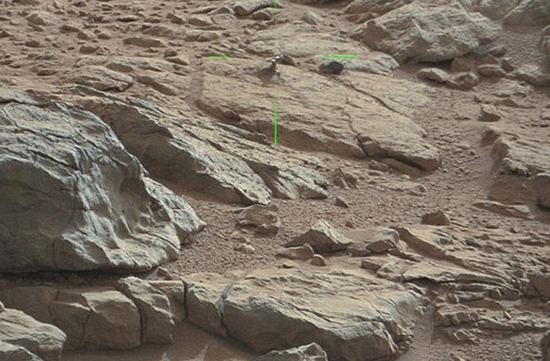 کنجکاوی یک جسم فلزی اسرارآمیز در مریخ پیدا کرد