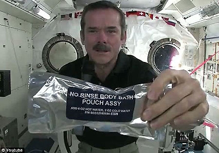 فضانوردان چگونه دستهایشان را می‌شویند