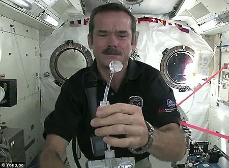 فضانوردان چگونه دستهایشان را می‌شویند