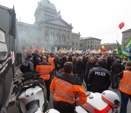 مردم سوئیس در اعتراض به سیاست ریاضتی در این کشور تظاهرات کردند