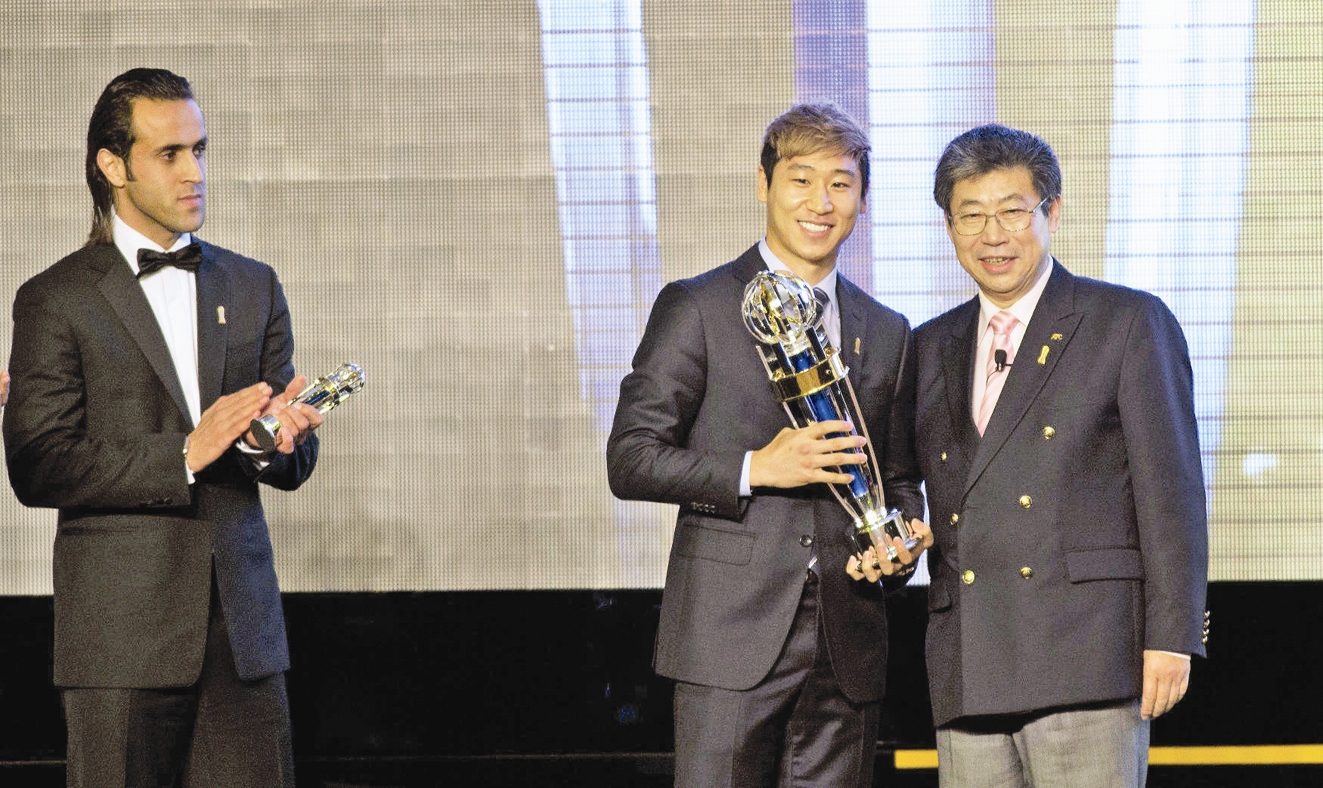 ژانگ ژیلونگ، رئیس موقت کنفدراسیون فوتبال آسیا درکنار کی‌کئون هو،  بازیکن سال آسیا و علی کریمی