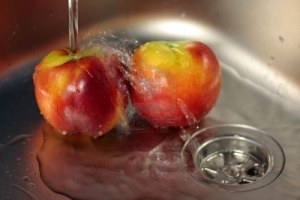 شستشوی میوه‌ها چرا، چقدر، چگونه؟