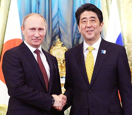 شینزو آبه نخست‌وزیر ژاپن و ولادیمیر پوتین، رئیس‌جمهور روسیه
