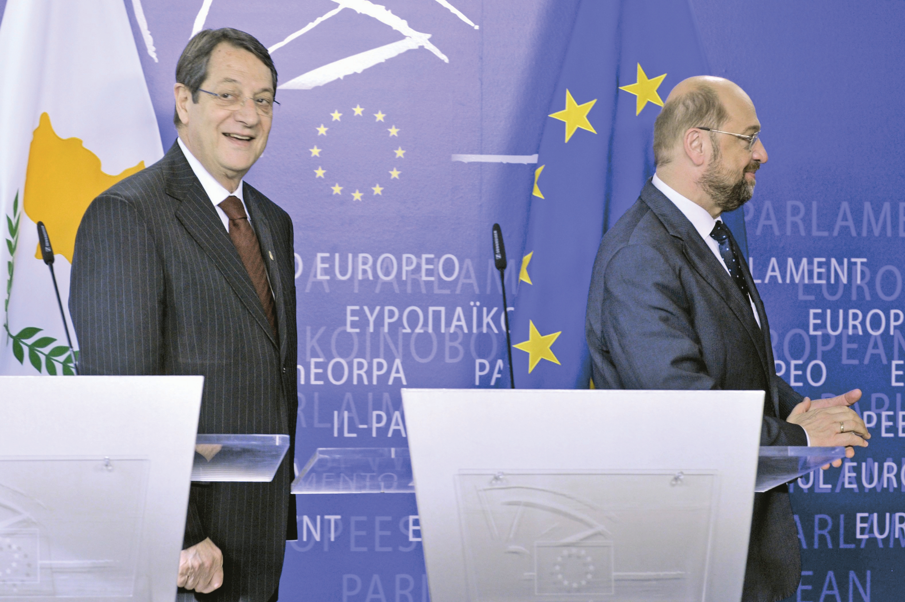 رئیس جمهور قبرس( سمت چپ) در کنار رئیس پارلمان اروپا