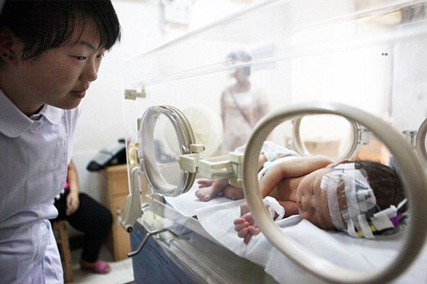 چین؛ عکس‌های نجات معجزه‌آسای پسر دو روزه از لوله فاضلاب