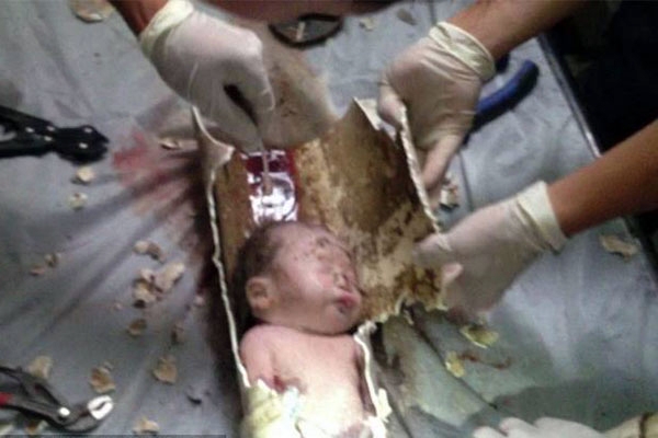چین؛ عکس‌های نجات معجزه‌آسای پسر دو روزه از لوله فاضلاب