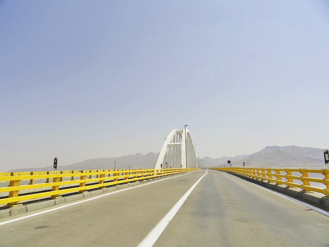  ۴۵ سال انتظار برای ساخت کامل پل میانگذر دریاچه ارومیه 