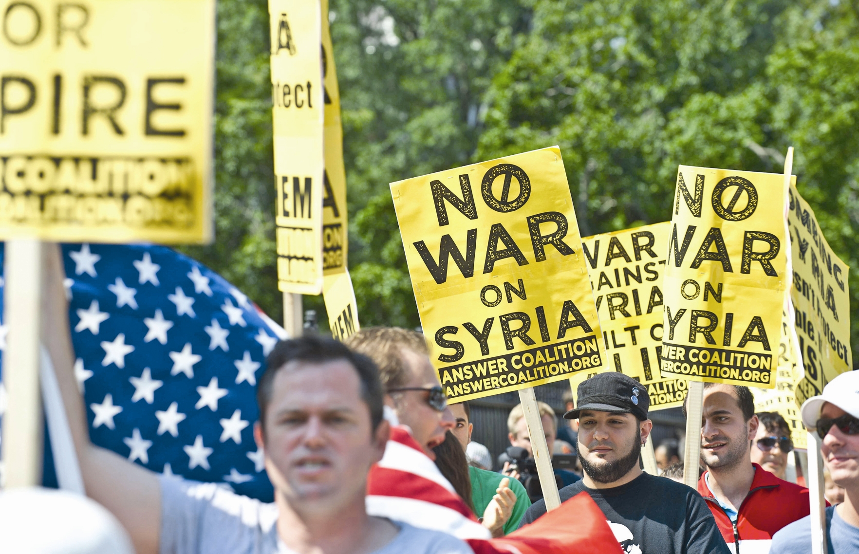 در آمریکا با جدی شدن موضوع حمله به سوریه مخالفان جنگ مقابل کنگره و کاخ سفید تجمع کرده و خواستار توقف