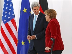 US-Außenminister Kerry und Kanzlerin Merkel - nach einer Verletzung beim Langlaufen noch immer auf K