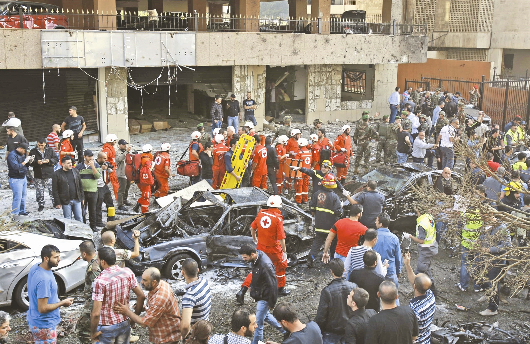 چندی پیش در اقدامی تروریستی، انفجارهایی مقابل سفارت ایران در بیروت موجب شهادت چند دیپلمات شد.