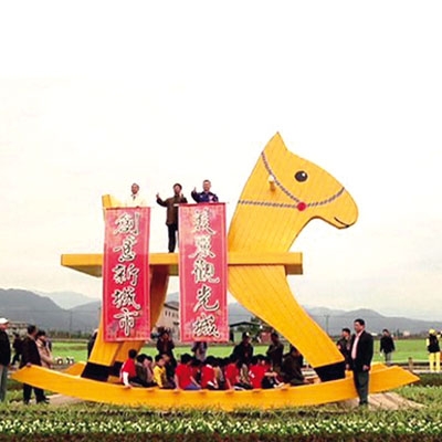 تایوانی‌ها سوار اسب کودکی‌ می‌شوند