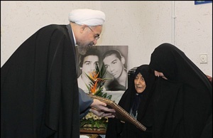 رییس جمهوری در دیدار مادر شهیدان محمد علی و مهدی جابری