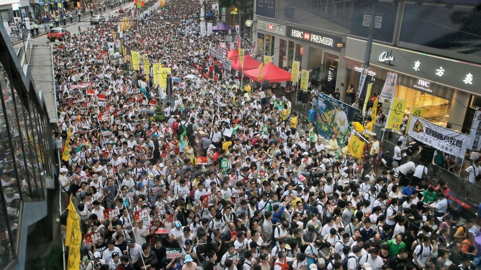  درگیری مخالفان و موافقان دولت در هنگ کنگ 