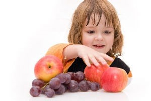   چگونه کودک را به خوردن میوه و سبزی ترغیب کنیم؟