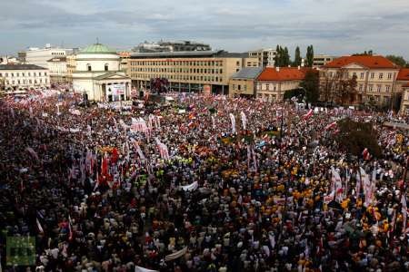 هزاران نفر در اعتراض به نتایج انتخابات در لهستان به خیابان ها آمدند