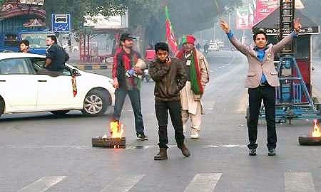  طرفداران و مخالفان دولت پاکستان در لاهور درگیر شدند