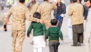 اکثر کشته شدگان حمله طالبان دانش‌آموزان زیر ۱۵ سال مدرسه متعلق به ارتش پاکستان هستند. 