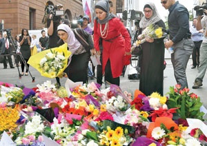 نمایندگان جامعه  مسلمانان به کشته شدگان حادثه گروگانگیری ادای احترام می‌کنند.