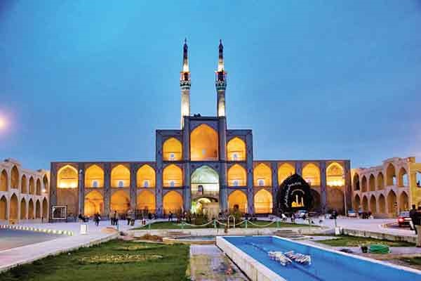 احداث قبر در میدان تاریخی امیرچخماق یزد