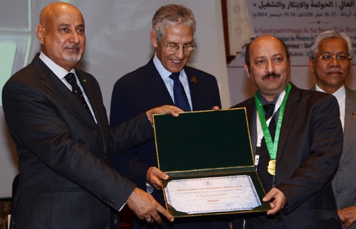 اهدای جایزه برتر جهان اسلام از سوی آیسسکو به عضو پژوهشگاه ژنتیک