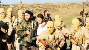 خلبان اردنی هواپیمای ساقط شده در میان شماری از اعضای گروه تروریستی داعش دیده می‌شود.