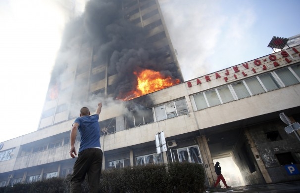 معترضان در بوسنی، ساختمان های دولتی را آتش زدند