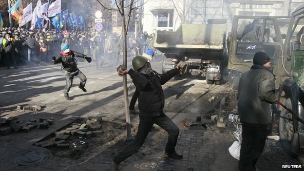 معترضان اوکراینی ساختمان مجلس را مورد حمله قرار دادند
