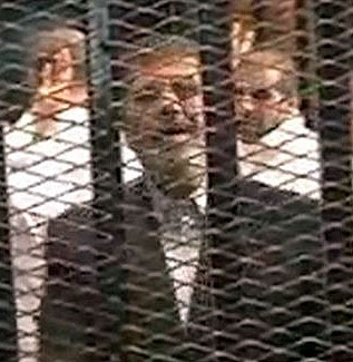 مرسی در دادگاه: اعتراضات ادامه یابد 