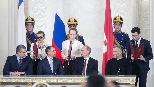 پوتین و رهبران کریمه معاهده پیوستن این جمهوری به روسیه را امضا کردند