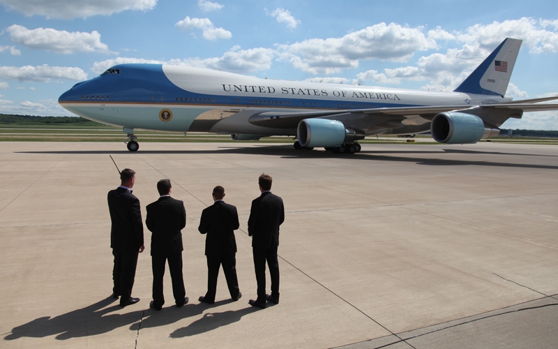 Agenten des Secret Service bevor US-Präsident Barack Obama mit der Air Force One vom Flughafen in Mo
